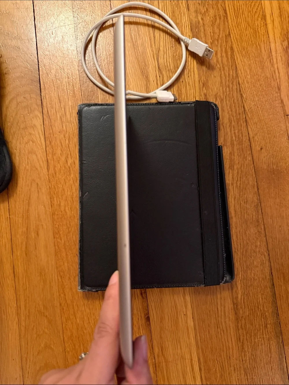 Apple iPad Second Generation 16gb with White USB Cable